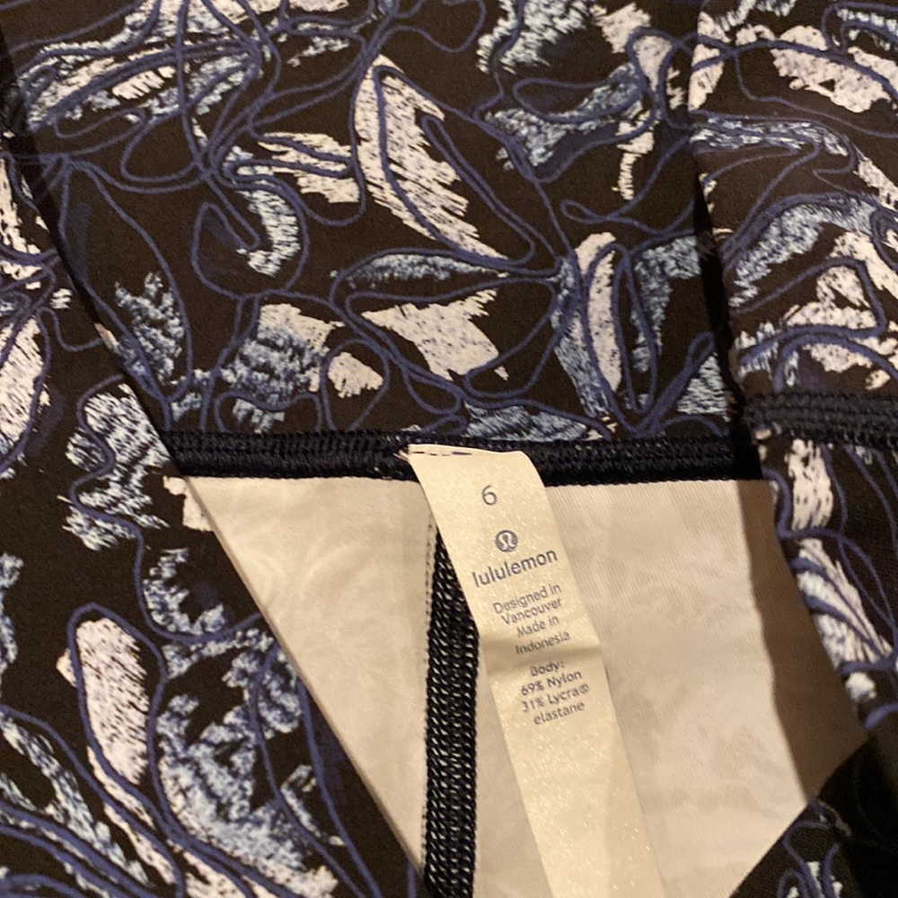 Lululemon Wonder Under Blue Floral Leggings | Color: Black/Blue | Size: 6 - Picture 4 of 8